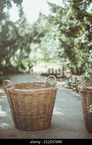 Nahaufnahme von zwei leeren Korbkörben auf einem Fußweg Stockfoto