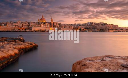 Valletta, Malta. Stadtbild der historischen Altstadt von Valletta, Malta bei dramatischem Sonnenuntergang im Herbst. Stockfoto