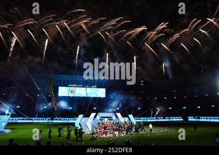 Riad, Saudi-Arabien. Januar 2025. Ein Feuerwerk erleuchtet den Himmel vor dem Finale des italienischen Superpokals zwischen Inter Mailand und AC Mailand im Al-Awwal Park. Endergebnisse Inter Mailand 2 : 3 AC Mailand. Quelle: SOPA Images Limited/Alamy Live News Stockfoto