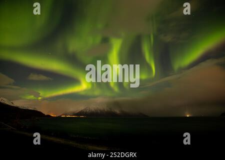 Atemberaubende Aussicht auf die Nordlichter über Tromsø, Norwegen, in einer Winternacht. Die aurora borealis erleuchtet den Sternenhimmel Stockfoto