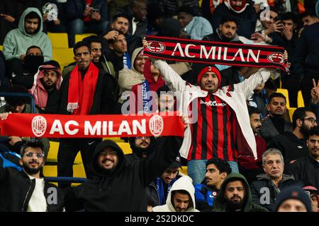 Riad, Saudi-Arabien. Januar 2025. Die Fans des AC Mailand jubeln beim Finale des italienischen Superpokals zwischen Inter Mailand und AC Mailand im Al-Awwal Park. Endergebnisse Inter Mailand 2 : 3 AC Mailand. (Foto: Ismael Adnan/SOPA Images/SIPA USA) Credit: SIPA USA/Alamy Live News Stockfoto