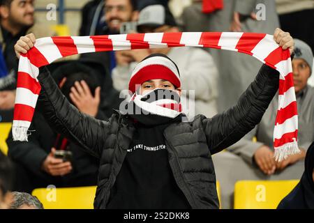 Riad, Saudi-Arabien. Januar 2025. Der AC Mailand Fan zeigt seine Unterstützung beim Finale des italienischen Superpokals zwischen Inter Mailand und AC Mailand im Al-Awwal Park. Endergebnisse Inter Mailand 2 : 3 AC Mailand. (Foto: Ismael Adnan/SOPA Images/SIPA USA) Credit: SIPA USA/Alamy Live News Stockfoto