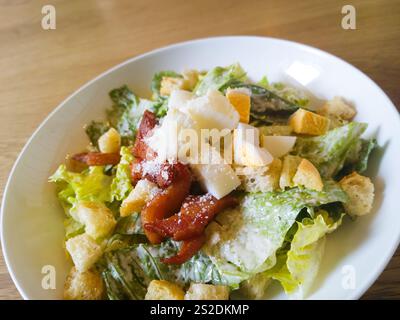 Caesar Salat auf einem Holztisch platziert Stockfoto