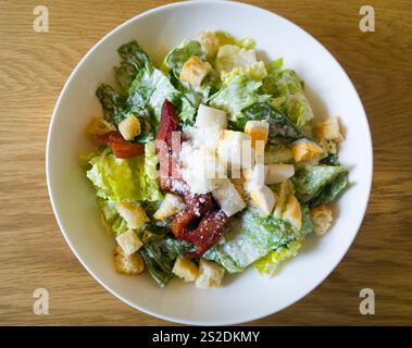 Caesar Salat auf einem Holztisch platziert Stockfoto