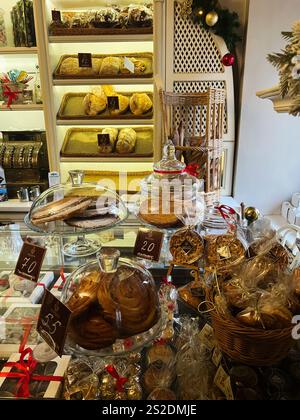Uschgorod, Ukraine - 07. Januar 2025: Eine Ausstellung köstlicher Backwaren, elegant in einer Bäckerei mit warmer Urlaubsdekor angeordnet, erinnert an ein gemütliches und ich Stockfoto