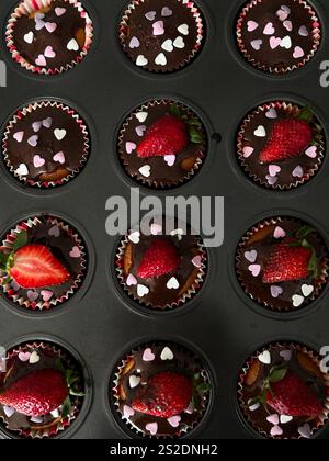 Dieses lebhafte Foto am Tag zeigt ein Tablett mit frisch gebackenen Schokoladenmuffins in Istanbul während der Frühlingssaison. Jeder Muffin ist wunderschön dekoriert Stockfoto