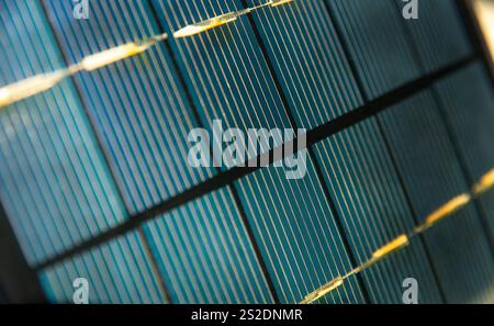 Nahaufnahme der Oberfläche des Solarmoduls mit komplexen Photovoltaikzellen, die Sonnenlicht effizient für die Energieerzeugung nutzen können. Stockfoto