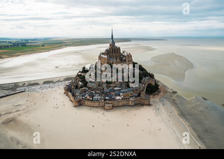 Aus der Vogelperspektive Le Mont Saint Michel in der Bretagne Stockfoto