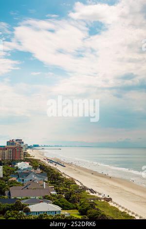 High Shot mit Blick auf Myrtle Beach mit Apache Pier und North Myrtle Beach in der Ferne. South Carolina, USA Stockfoto