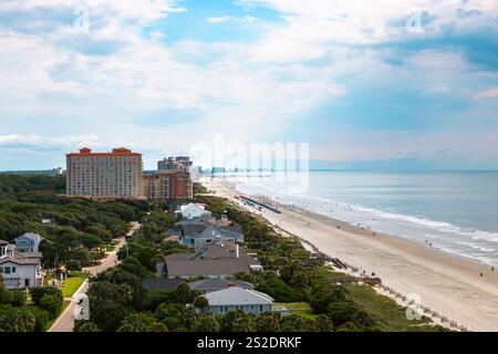 High Shot mit Blick auf Myrtle Beach mit Apache Pier und North Myrtle Beach in der Ferne. South Carolina, USA Stockfoto