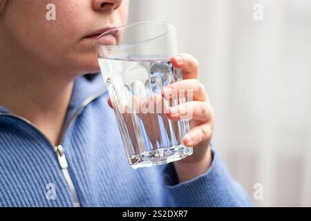 Übergewichtige Frau trinkt Wasser aus Glas. Nahaufnahme des Bildes. Wasserhaushalt und Gewichtsverlust-Konzept. Stockfoto