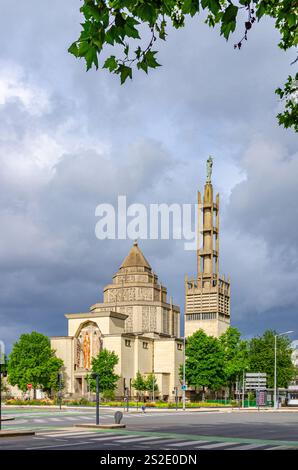 katholische Pfarrkirche Saint Honoratus Eglise Saint-Honore d'Amiens Gebäude Art Deco Architektur Stil im alten historischen Stadtzentrum von Amiens, vertica Stockfoto