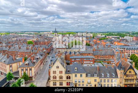 Panoramablick auf das historische Stadtzentrum von Amiens mit Dächern alter Gebäude, Panoramablick auf die Stadt Amiens herrliche Aussicht, Departement Somme, Hauts Stockfoto