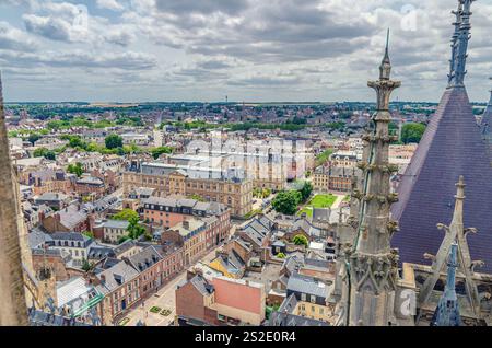Aus der Vogelperspektive von der Spitze der Kathedrale von Amiens mit dem fleche-Turm und dem Panorama auf das alte historische Stadtzentrum von Amiens und die Randbezirke, das Departement Somme Stockfoto
