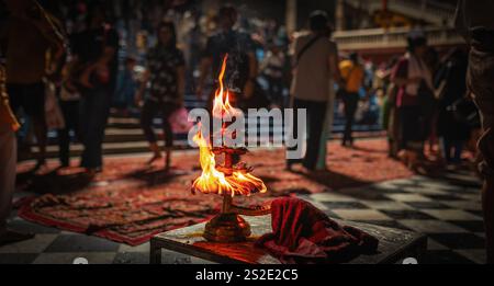 Ganga aarti-Rituale, durchgeführt von hinduistischen Priestern in Haridwar. Stockfoto