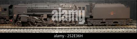 Detailliertes und verwittertes Hornby-Modell der BR-Klasse 9F-Lokomotive 92151, der letzten Lokomotive, die für die British Railways in der Dampfzeit entwickelt wurde. Stockfoto