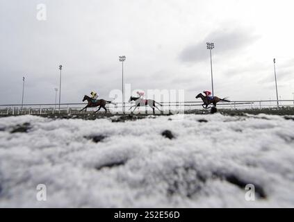 Aktenfoto vom 09-02-2021 vom Schnee auf der Rennbahn Kempton. Beamte in Warwick, Wetherby und Kempton bereiten sich auf eine „anspruchsvolle“ Woche vor, da der Kälteeinschlag am zweiten Samstag in Folge Sprünge in Großbritannien droht. Ausgabedatum: Dienstag, 7. Januar 2025. Stockfoto