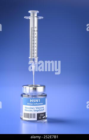Fiktive Durchstechflasche mit Impfstoff gegen die Vogelgrippe (Vogelgrippe oder H5N1) mit eingeklemmter Spritze Stockfoto