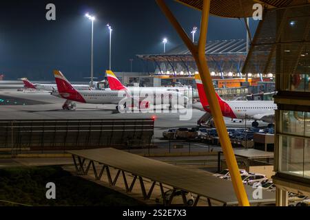 Flughafen Madrid Adolfo Suárez Barajas, Terminal 4, Blick vom Ankunftsparkplatz und wir können die Flugzeuge sehen, die auf ihren Abflug warten Stockfoto