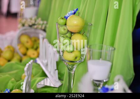 Es gibt Äpfel in einem großen Glas. Stockfoto
