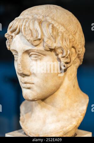 Nahaufnahme des Profils des jungen Mannes Kopf der antiken römischen Statue in Ruinen aus Marmor Stockfoto