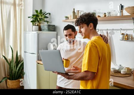Zwei Männer teilen einen freudigen Moment in ihrem stilvollen Zuhause und genießen sich gegenseitig Gesellschaft. Stockfoto