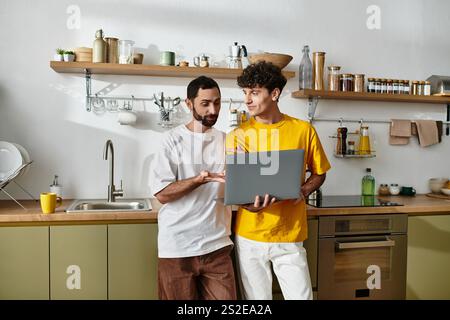 Zwei Männer teilen sich einen freudigen Moment in ihrer modernen Wohnung. Stockfoto