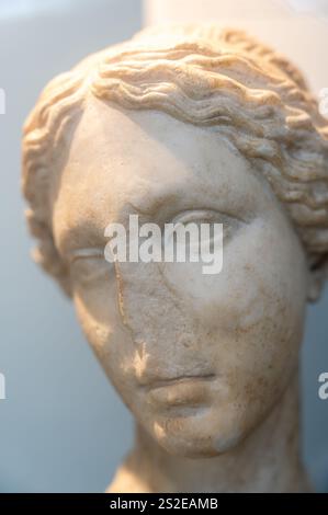 Nahaufnahme einer Statue in Ruinen, die eine alte römerin darstellt Stockfoto