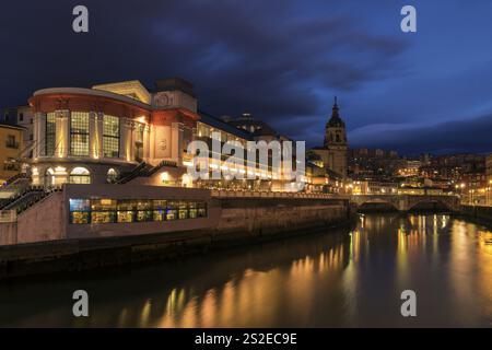 BILBAO, SPANIEN - 19. DEZEMBER 2018: Blick auf die Stadt Bilbao am Fluss Nervion mit dem Markt La Ribera. Baskenland, Spanien, Europa Stockfoto