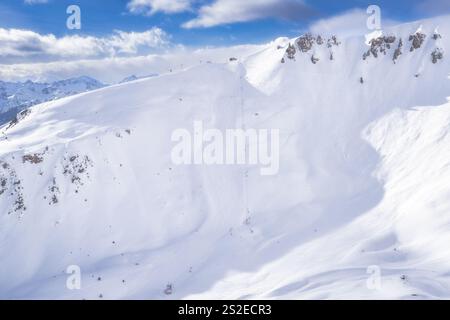 Ein absolut atemberaubender und atemberaubender Blick auf eine majestätische, schneebedeckte Bergkette, die sich weit und breit unter einem vollkommen klaren blauen Himmel erstreckt, Montge Stockfoto