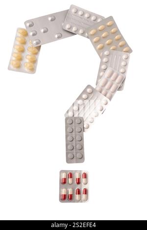 Stillleben. Nahaufnahme von Blisterpackungen für Arzneimittel, die von oben betrachtet werden und ein Fragezeichen auf weißem Hintergrund bilden Stockfoto
