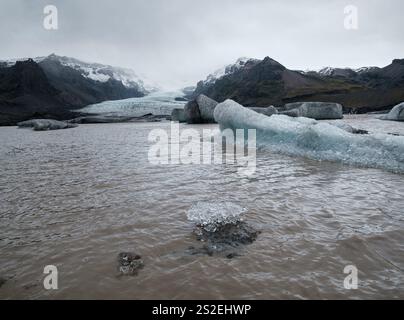 Gletscherzunge gleitet vom Vatnajokull-Eiszapfen oder Vatna-Gletscher in der Nähe des subglazialen Vulkans Oraefajokull, Island. Gletscherlagune mit Eisblöcken und s Stockfoto