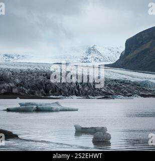 Skaftafellsjokull-Gletscher, Island. Gletscherzunge gleitet von der Vatnajokull-Eiskappe oder dem Vatna-Gletscher in der Nähe des subglazialen Esjufjoll-Vulkans. gletschersee Stockfoto