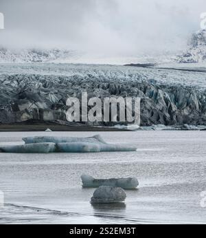 Skaftafellsjokull-Gletscher, Island. Gletscherzunge gleitet von der Vatnajokull-Eiskappe oder dem Vatna-Gletscher in der Nähe des subglazialen Esjufjoll-Vulkans. gletschersee Stockfoto