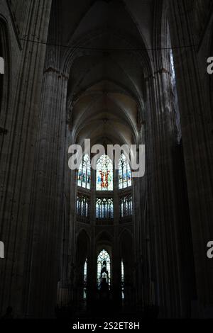Buntglasfenster und Rippensteingewölbe erheben sich über dem Innenraum der Kathedrale in Le Mans, Frankreich. Stockfoto