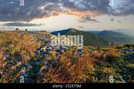 Sommer Sonnenaufgang Karpaten-Gipfel vom steinigen Gipfel des Ihrovets Mount (Gorgany, Ukraine). Stockfoto