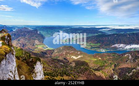 Malerische Herbstalpen Bergseen Blick vom Schafberg Aussichtspunkt, Salzkammergut, Oberösterreich. Schöne Reise, Wandern, saisonal und Natur bea Stockfoto