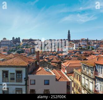 Das Stadtbild von Porto mit dem hohen Kirchturm von Clerigos (Torre dos Clerigos), Potugal. Stockfoto