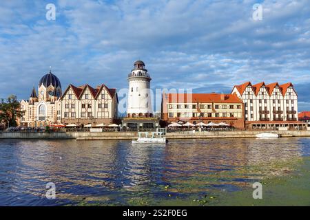 Fischdorf Viertel mit einem Leuchtturm am Ufer des Staraya Pregolya Flusses in den Sonnenstrahlen. Kaliningrad, Russland Stockfoto