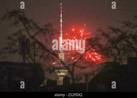 Berlin, Deutschland, 01.01.2025: Jahreswechsel 2024/25: Silvesterfeuerwerk am Berliner Fernsehturm am Alexanderplatz, fotografiert von Kreuzberg aus über die Dächer von Wohnhäusern *** Berlin, 01 01 01 2025 Silvesterfeuerwerk 2024 25 Silvesterfeuerwerk am Berliner Fernsehturm am Alexanderplatz, fotografiert von Kreuzberg über den Dächern von Wohnhäusern Copyright: XdtsxNachrichtenagenturx dts 54940 Stockfoto