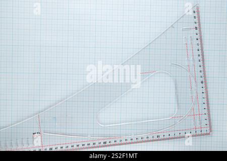 Ein Blatt Diagrammpapier mit Kunststofflineal, Makro, Draufsicht. Stockfoto