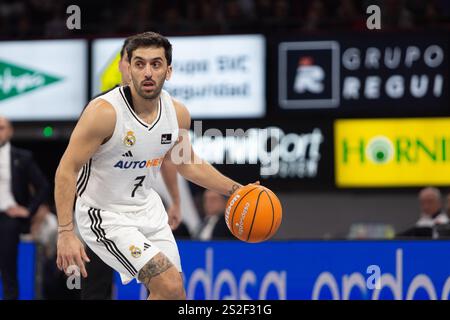 Facundo Campazzoduring Real Madrid Sieg über Baskonia 82 - 89 in Liga Endesa 2024/25 reguläres Saisonspiel (15. Tag) in der Fernando Buesa Arena (Vitoria Gasteiz Spanien). Januar 2025. (Foto: Juan Carlos García Mate / Pacific Press) Stockfoto