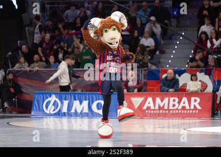 Baskonia Maskottwährend des Real Madrid Sieges über Baskonia 82 - 89 in der Liga Endesa 2024/25 reguläres Saisonspiel (15. Tag) in der Fernando Buesa Arena (Vitoria Gasteiz Spanien). Januar 2025. (Foto: Juan Carlos García Mate / Pacific Press) Stockfoto