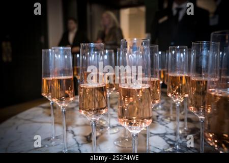 Sektgläser gefüllt und bereit auf dem Tisch vor der Partyfeier in New York USA Stockfoto