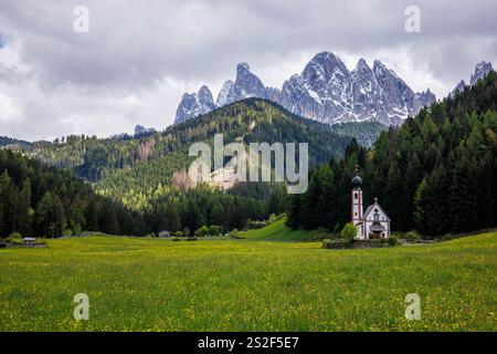Saint Magdalena ist ein malerisches Dorf in den Dolomiten, einem Gebirgszug im Nordosten Italiens. Stockfoto