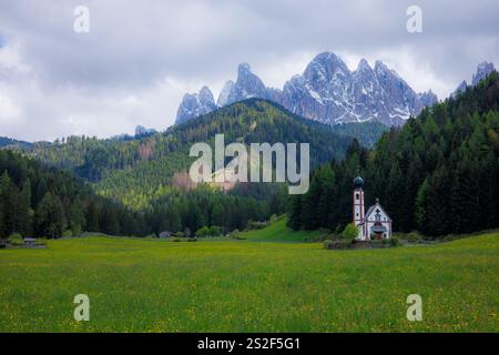 Saint Magdalena ist ein malerisches Dorf in den Dolomiten, einem Gebirgszug im Nordosten Italiens. Stockfoto