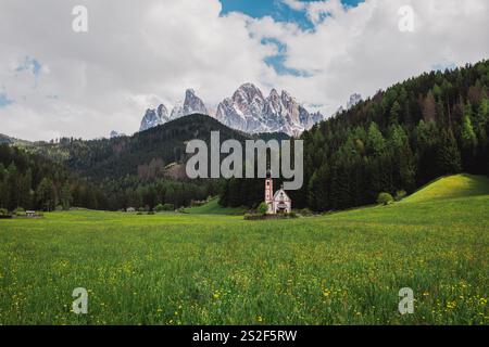 Saint Magdalena ist ein malerisches Dorf in den Dolomiten, einem Gebirgszug im Nordosten Italiens. Stockfoto