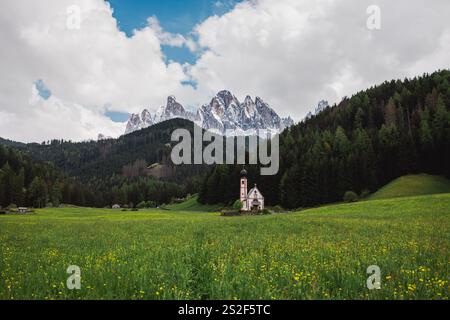 Saint Magdalena ist ein malerisches Dorf in den Dolomiten, einem Gebirgszug im Nordosten Italiens. Stockfoto