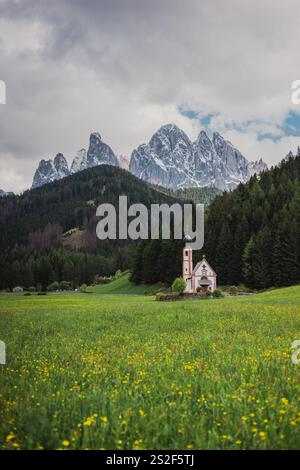 Saint Magdalena ist ein malerisches Dorf in den Dolomiten, einem Gebirgszug im Nordosten Italiens. Stockfoto