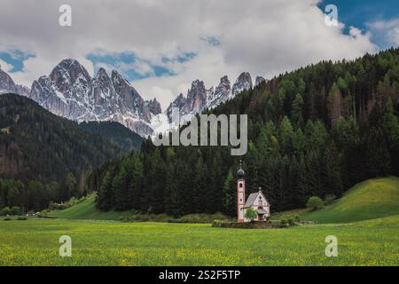 Saint Magdalena ist ein malerisches Dorf in den Dolomiten, einem Gebirgszug im Nordosten Italiens. Stockfoto